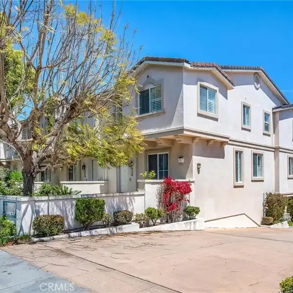 SPACIOUS AND STYLISH TOWNHOME