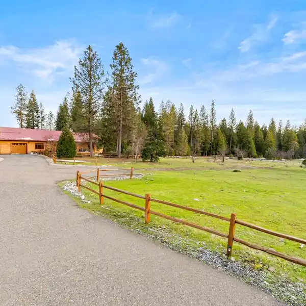 10-ACRE LOG CABIN RETREAT