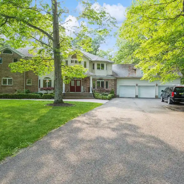 IMMACULATE CENTER HALL COLONIAL ON A CUL-DE-SAC