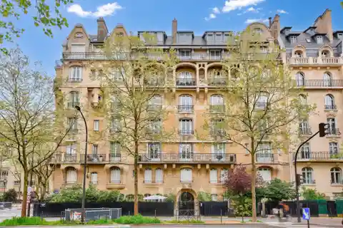 High-Ceilinged Beauty Overlooking the Bois