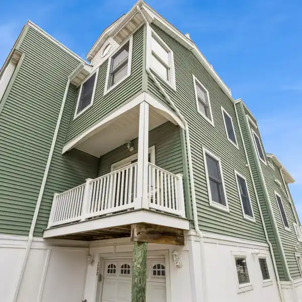 FULLY FURNISHED TOWNHOUSE BETWEEN THE BAY AND THE BEACH