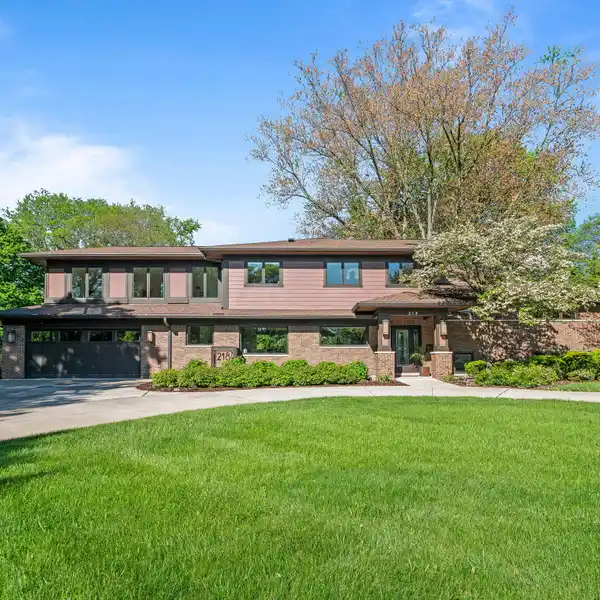 MID-CENTURY MARVEL WITH BESPOKE ARCHITECTURAL EXPANSION