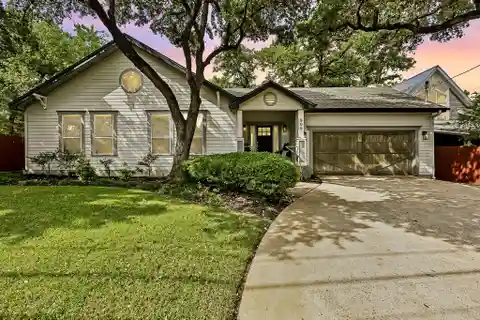 Stylish and Sun-drenched Contemporary Craftsman