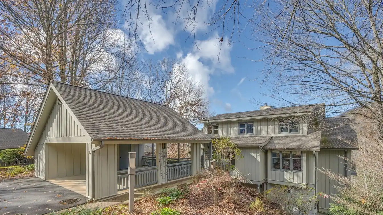 Beautifully Updated Cottage in the Champion Hills Golf Community
