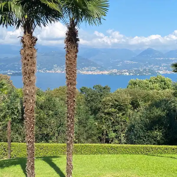 ELEGANT VILLA WITH PRIVATE GARDEN