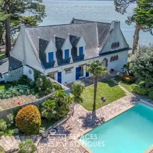 CHARACTER VILLA OVERLOOKING THE OCEAN
