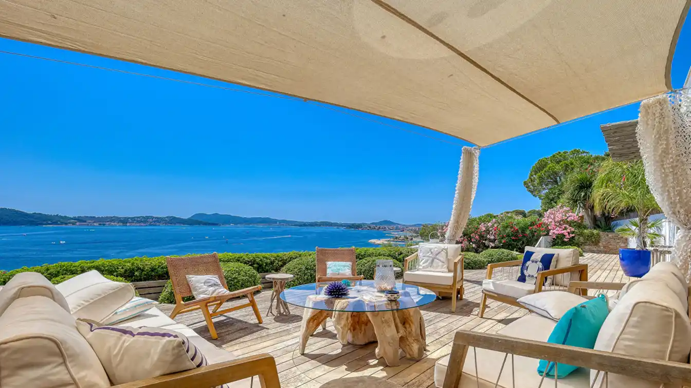 Light-filled Apartment with Amazing Sea Views