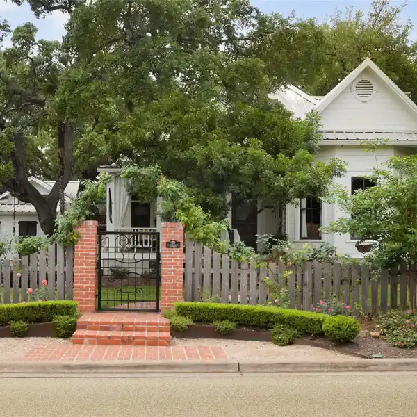 REFURBISHED 1890 COTTAGE IN TRAVIS HEIGHTS
