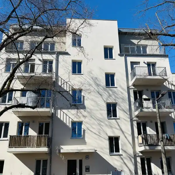 MODERN TOP-FLOOR APARTMENT