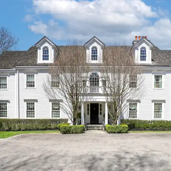 GRACIOUS CUSTOM-BUILT ESTATE