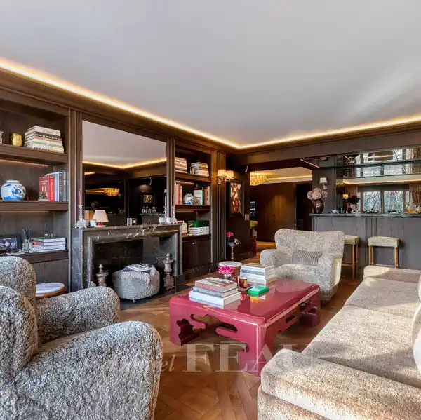 RENOVATED APARTMENT IN THE GOLDEN TRIANGLE