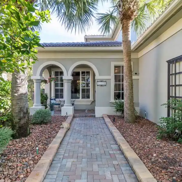 LOVELY PARKLAND POOL HOME
