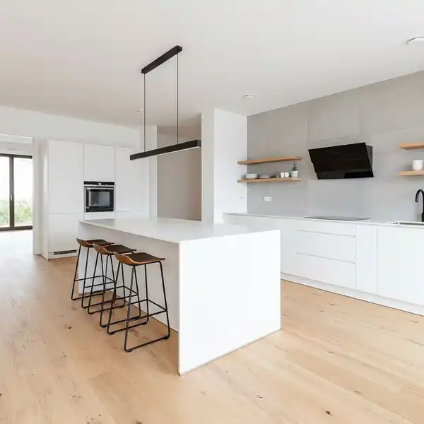 LUXURIOUS CONTEMPORARY FIRST-FLOOR APARTMENT