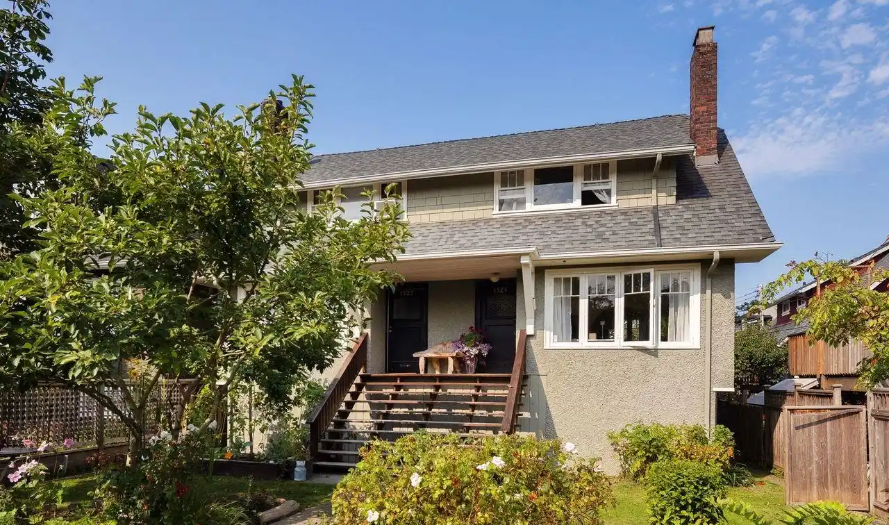 Side-by-side Duplex Located in Prime Kits Point