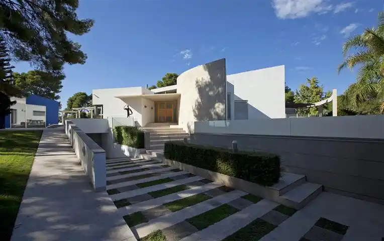 Bright and Spacious Villa