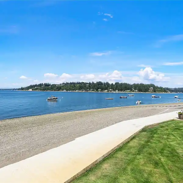 THE ULTIMATE IN LUXURY WATERFRONT LIVING