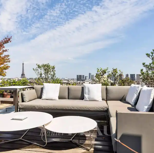 TOP-FLOOR APARTMENT WITH TWO TERRACES