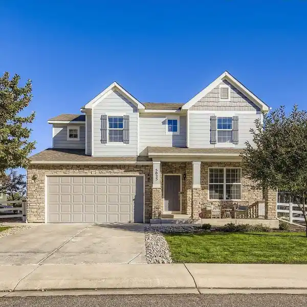 COMFORT AND CONVENIENCE IN A VIBRANT NEIGHBORHOOD