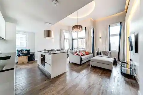 Well-presented Three Bedroom Apartment