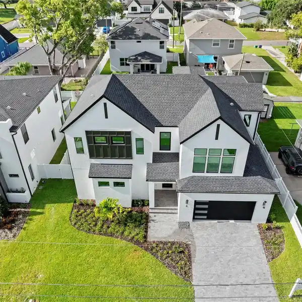 CONTEMPORARY LUXURY IN THE HEART OF MIDTOWN