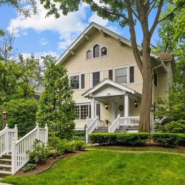 BEAUTIFUL AND GRACIOUSLY SIZED CLASSIC HOME