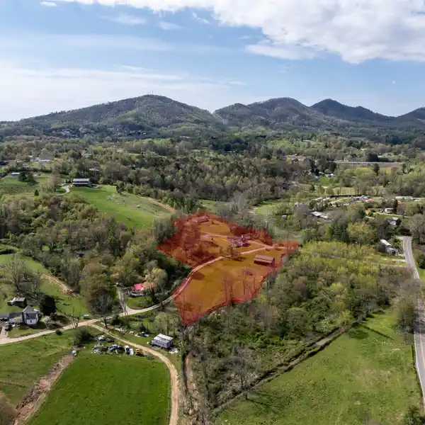 RARE 3-ACRE RETREAT ON PEACEFUL ROLLING ACRES