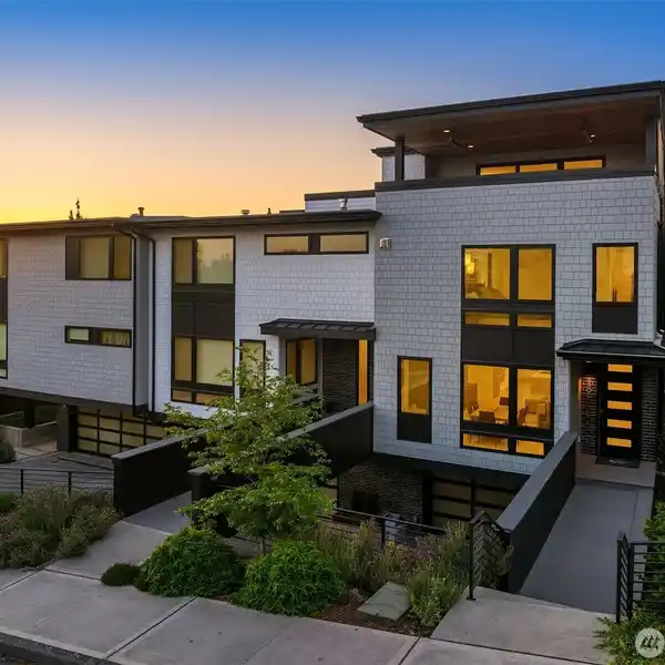 THOUGHTFULLY APPOINTED MODERN CITY HOME