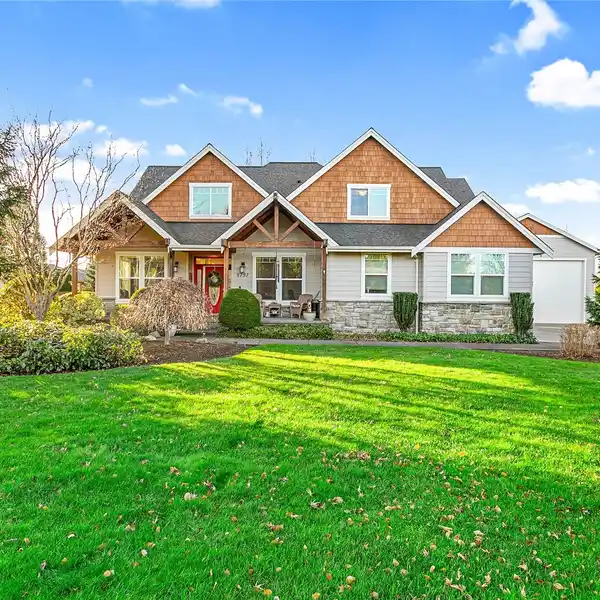 DRAMATIC NORTHWEST-STYLE HOME