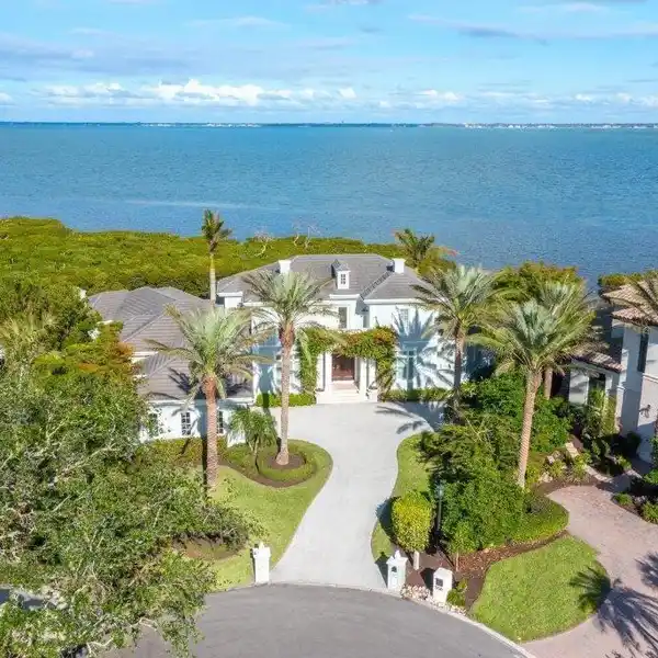 EXQUISITE PALLADIAN-STYLE WATERFRONT ESTATE