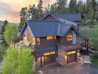 Mountain Escape in Exclusive Columbia Lode