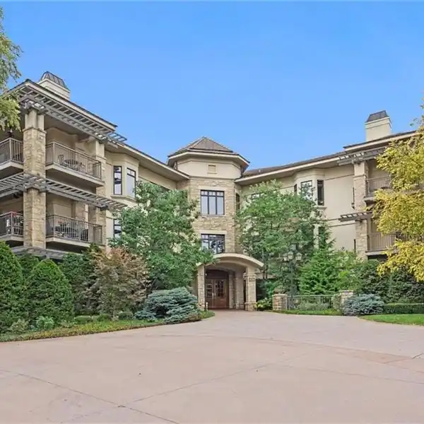 STUNNING LIGHT-FILLED, TOP-FLOOR CONDO