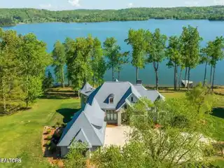 Panoramic Lake Views in Grande Vista Bay