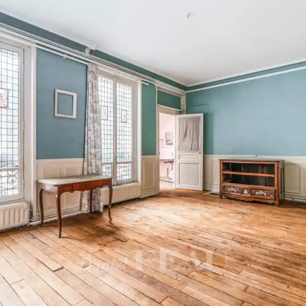 FIRST FLOOR APARTMENT READY TO RENOVATE