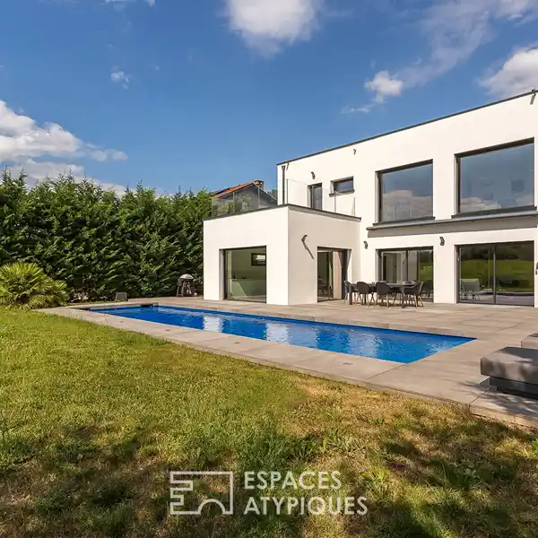 CONTEMPORARY LUXURY HOME IN A GREEN SETTING