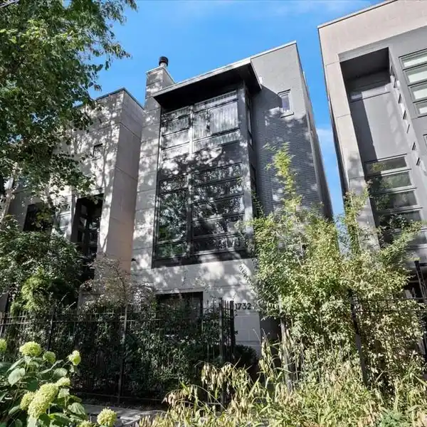 WONDERFULLY MODERN HOME IN THE PERFECT BUCKTOWN LOCATION