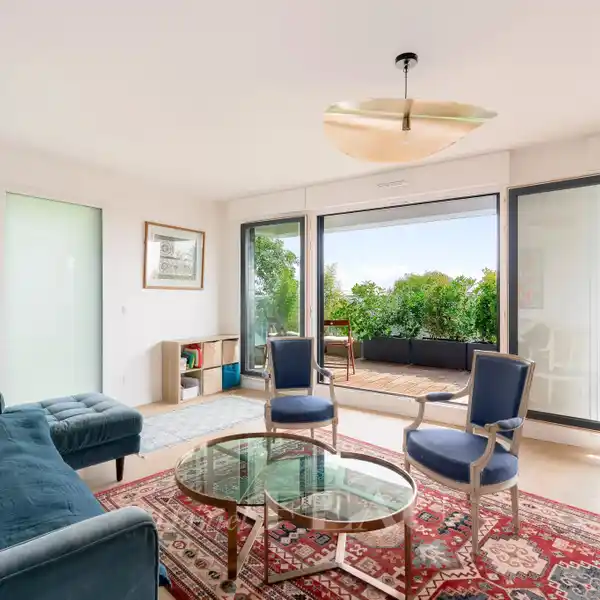 BRIGHT CONTEMPORARY FLAT WITH ICONIC OUTLOOK