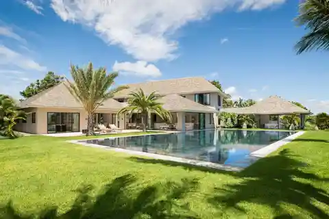 Luxury Coastal Living in Prestigious Lunea Estate