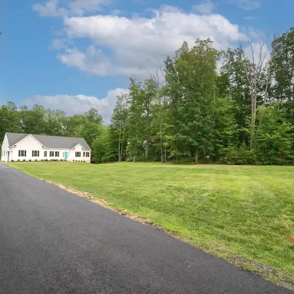 MOVE-IN READY HOME COMBINING ELEGANCE AND COMFORT