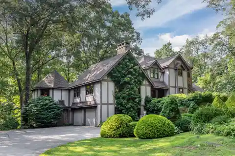 Beautiful Stone House in Roxbury