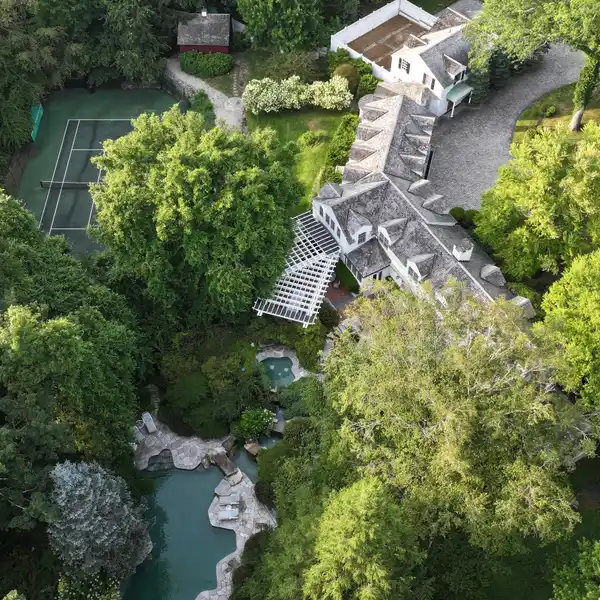 COMFORT AND PRIVACY ONE HOUR FROM NEW YORK CITY