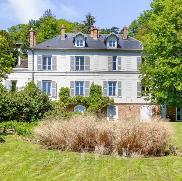 EXPANSIVE HOME WITH PLENTY OF PRIVACY