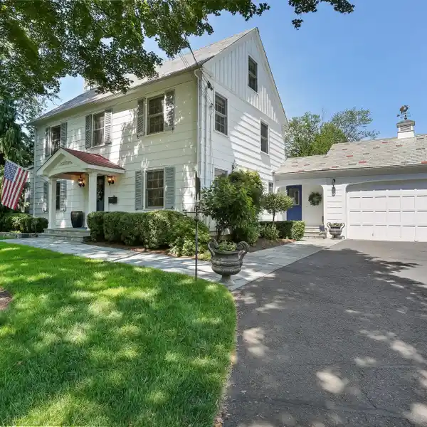 CLASSIC COLONIAL IN PRIME UNIVERSITY AREA LOCATION