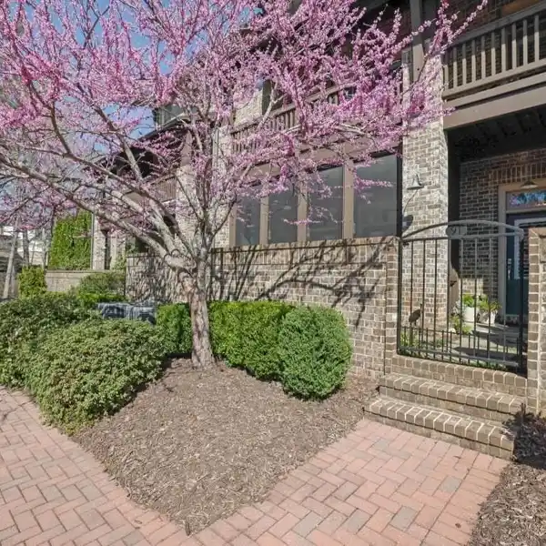 CHIC URBAN-SUBURBAN BROWNSTONE