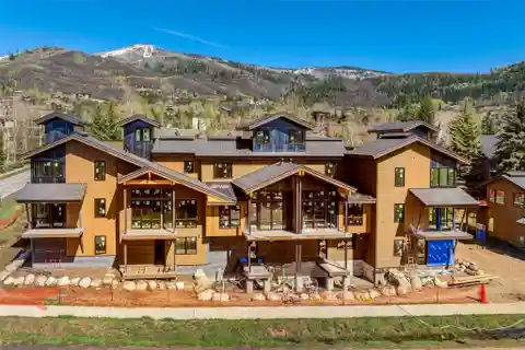 Luxury Townhome in the Vantage at Village Drive