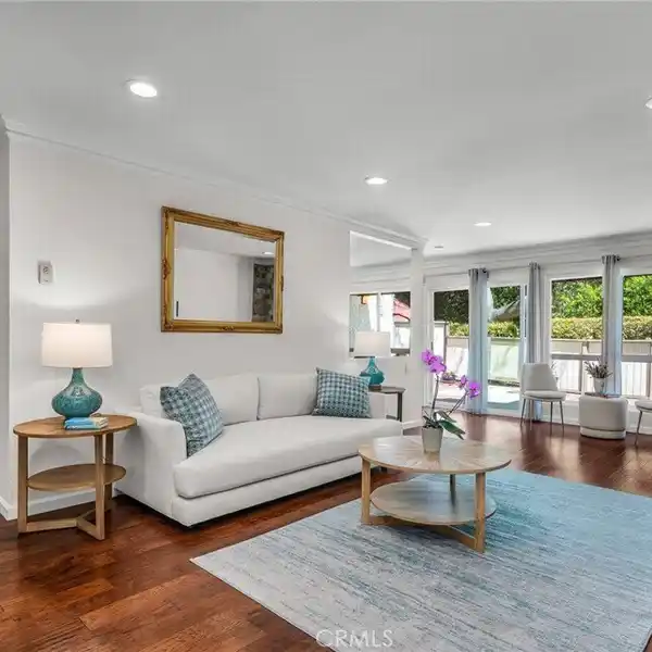 PERFECT TOWNHOUSE WITH OCEAN BREEZES