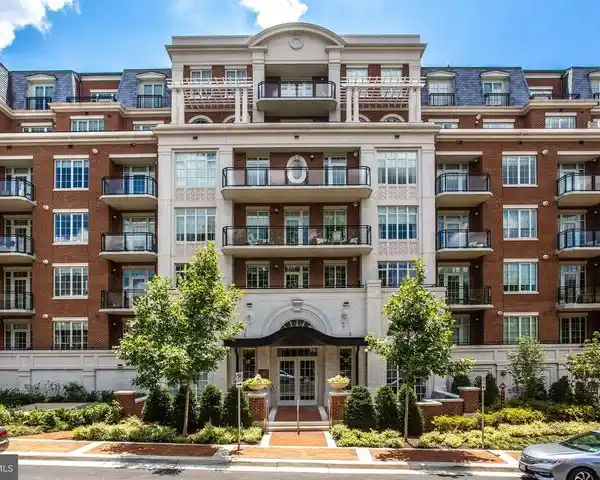 LUXE LIVING IN MCLEAN'S VIBRANT SIGNET CONDOMINIUMS