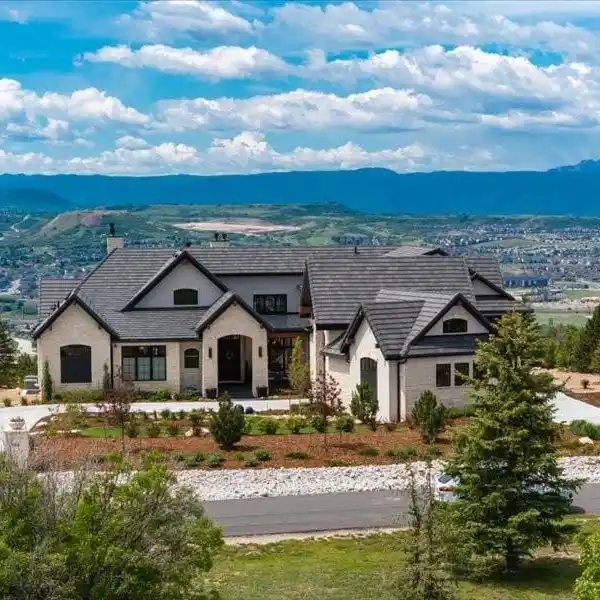 EXTRAORDINARY HOME WITH AMAZING PANORAMIC VIEW