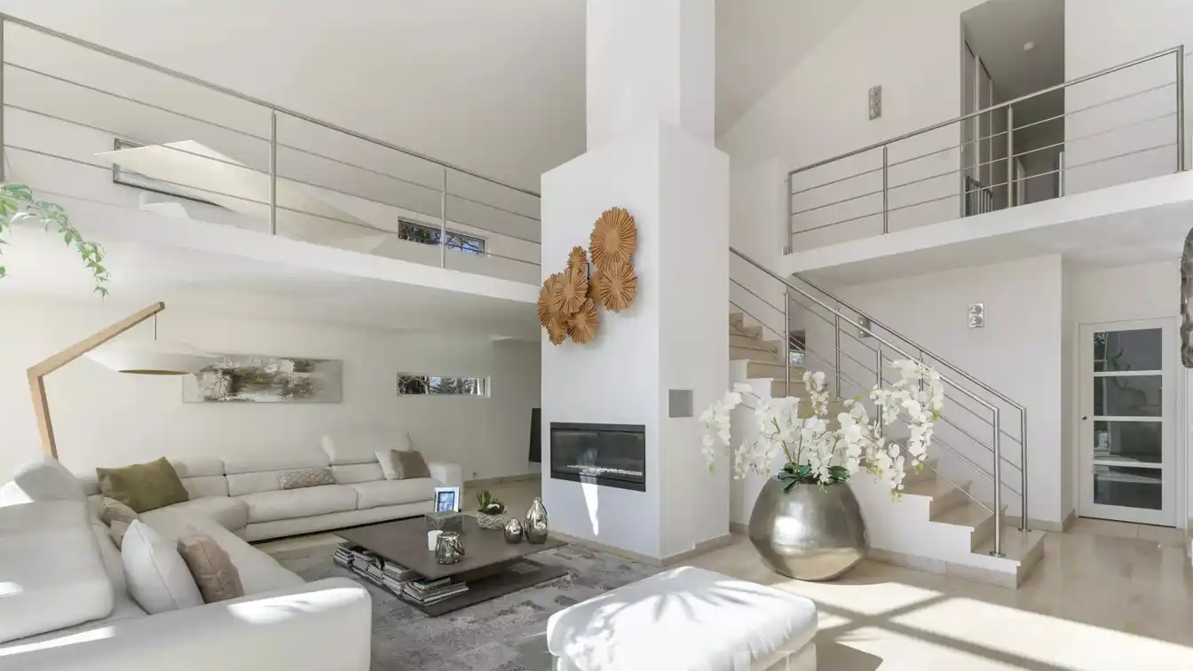 Bright and Tastefully Decorated Property in a Peaceful Leafy Environment