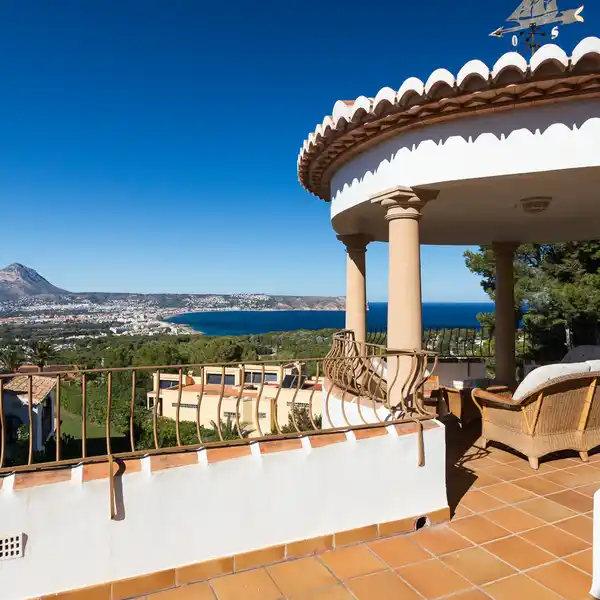 MEDITERRANEAN-STYLE VILLA IN A VERY PRIVATE ENCLAVE