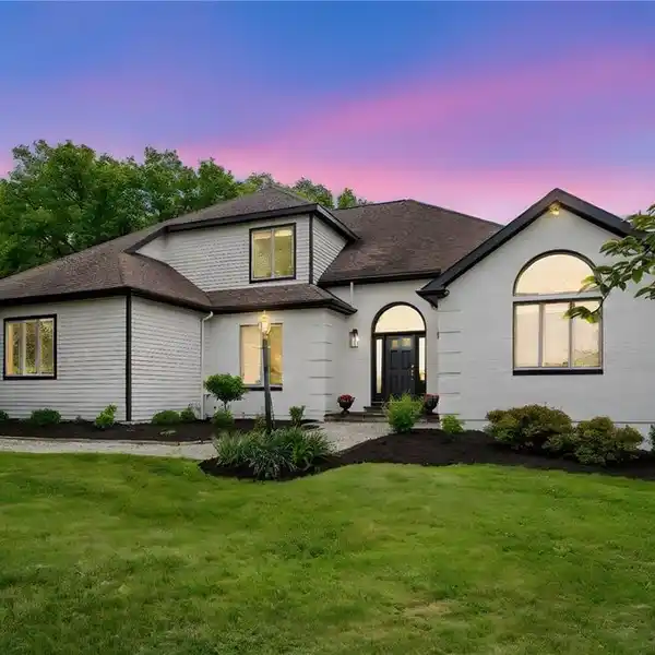 MODERN LAKESIDE LIVING IN LAKE WATCH